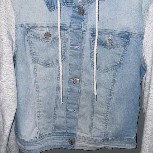 🎄Women’s Medium Wallflower Sweater/Jean Jacket With Hood - Picture 2 of 4